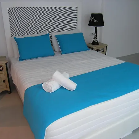 Blue Waves & 2* Kamari (Santorini)